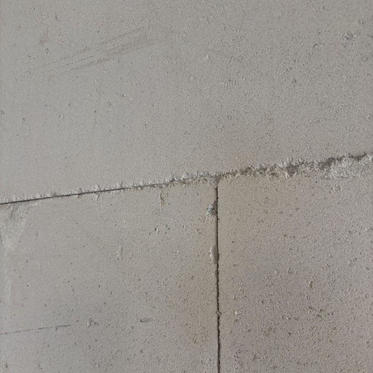 Bausachverständiger Nahaufnahme Wand mit weißen Ziegeln während Baubegutachtung Raum Dieburg